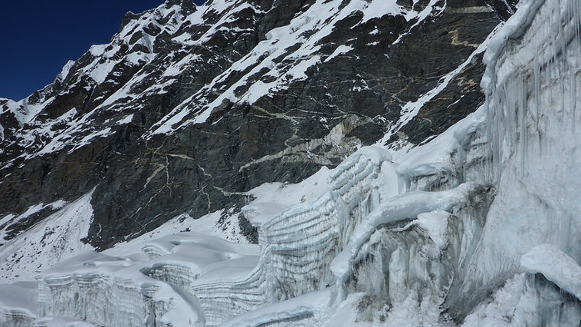Amphu Lapcha Pass, Kongma La Pass & Everest Base Camp Trek Via the Remote Hinku Valley | Lukla to Lukla – 17 Days